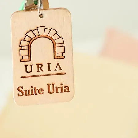 Uria & 4*